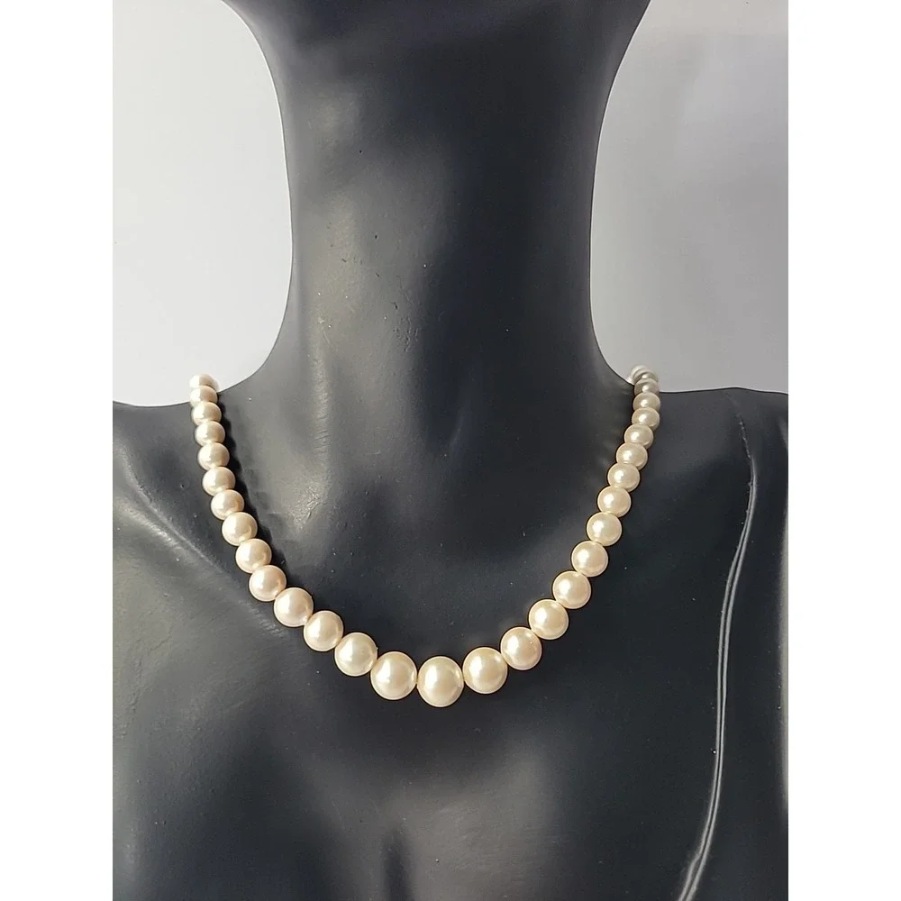 Vintage Graduated Faux Pearl Necklace Gold Tone Fishhook Clasp Elegant Classic